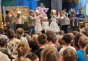 Dzieci tańczą w parach podczas przedstawienia