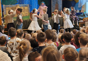 Dzieci tańczą w parach podczas przedstawienia