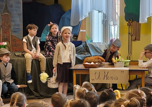 Dziewczynka w stroju podczas przedstawienia