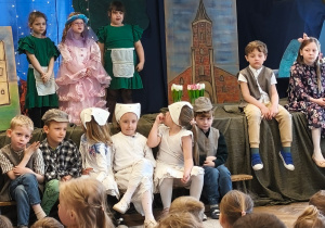 Dzieci podczas przedstawienia