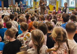 Pani dyrektor stoi przed dziećmi