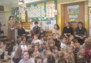 Pani dyrektor i pan naczelnik stoją przed dziećmi