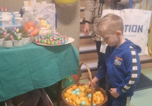 Chłopiec z mamą losuje jajeczko z koszyka