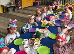 Dzieci z grupy Biedronki podczas śniadania