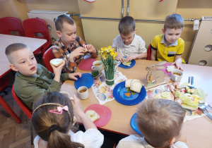 Kilkoro dzieci z grupy Mrówki podczas śniadania