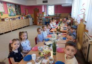 Dzieci z grupy Mrówki podczas śniadania