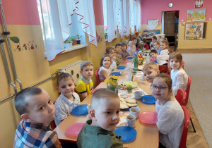 Dzieci z grupy Mrówki podczas sniadania