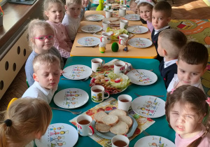 Dzieci z grupy Motylki podczas sniadania
