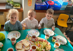 Czworo dzieci z grupy Motylki podczas śniadania