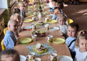 Dzieci z grupy Świetliki podczas śniadania