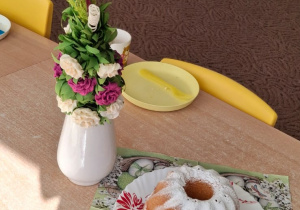 Na stole palma wielkanocna i babka