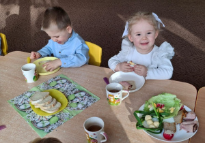Troje dzieci z grupy świetlik ipodczas śniadania
