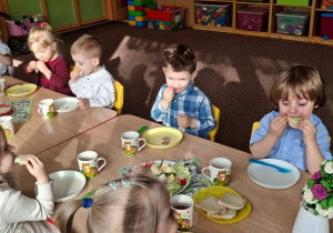 Dzieci z grupy Świetliki podczas śniadania