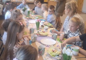 Pani dyrektor w grupie Ważki podczas śniadania