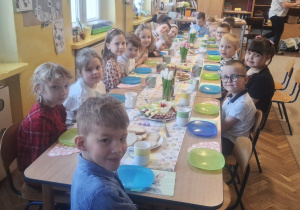 Dzieci z grupy Ważki podczas śniadania
