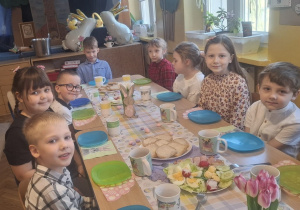 Dzieci z grupy Ważki podczas śniadania