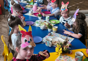 Dzieci z grupy Biedronki podczas śniadania