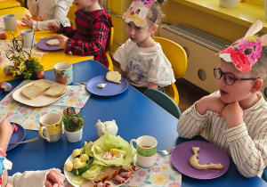 Kilkoro dzieci z grupy Biedronki podczas śniadania