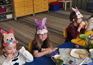 Kilkoro dzieci z grupy Biedronki podczas śniadania