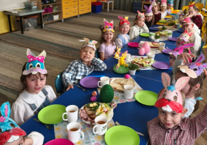Dzieci z grupy Biedronki podczas śniadania