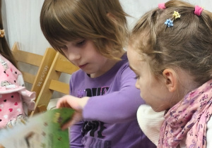 Dwie dziewczynki oglądają książkę