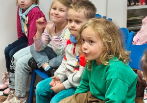 Dzieci siedzą w czytelni