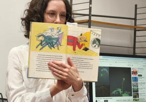 Pani bibliotekarka pokazuje ilustracje w książce
