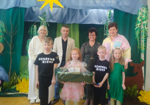 Czworo dzieci z organizatorami i gośćmi przeglądu