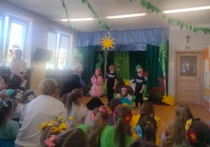 Dzieci oglądają występy