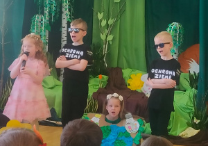 Czworo dzieci podczas występów