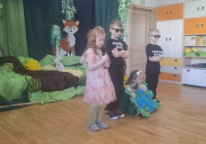 Czworo dzieci podczas występów