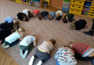Dzieci z grupy IV ćwiczą pozycję żółwika