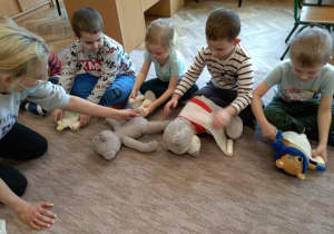 Dzieci z gr. IV ćwiczą bandażowanie misiów