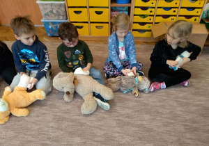 Dzieci z gr. IV bandażują swoje misie