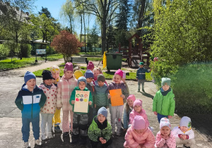 Dzieci z kartą z zdobytymi stemplami za wykonane zadania