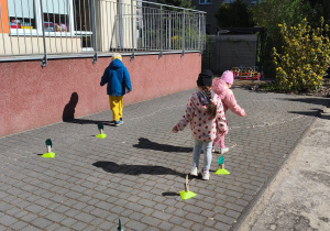 Troje dzieci pokonuje tor przeszkód