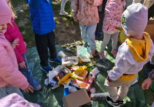 Dzieci segregują śmieci