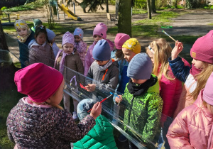 Dzieci malują na folii