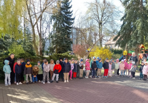 Dzieci stoją w ogrodzie podczas pikniku