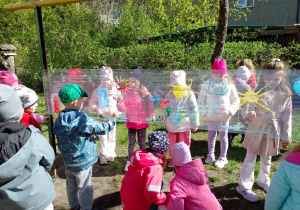 Dzieci malują obraz na folii