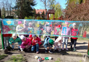 Dzieci przy namalowanym obrazie na folii
