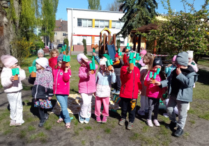 Dzieci pokazują drzewka z rolek