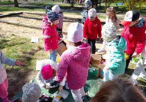 Dzieci segregują śmieci