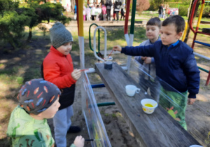 Dzieci malują na folii