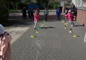 Dzieci pokonują tor przeszkód