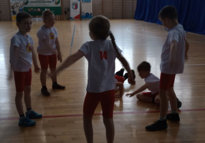 Dzieci robią rozgrzewkę