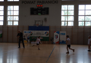 Dwie drużyny i sędzia podczas meczu