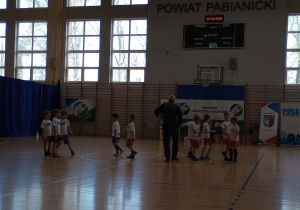 Dwie druzyny i sędzia podczas meczu