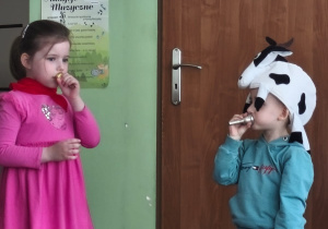 Dziewczynka i chłopiec grają na ustnikach