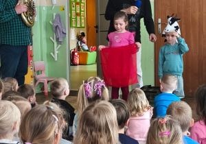 Prowadzący pan Witek objaśnia dziewczynce i chłopcu zasady zabawy